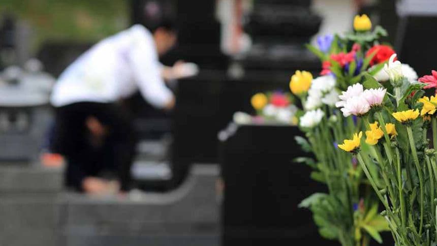 お墓への納骨は四十九日に行うのが「常識」？最適な時期や方法を紹介！