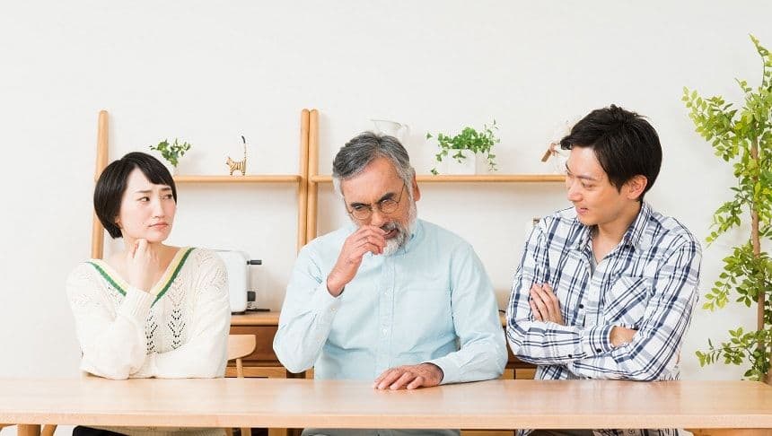 家族会議をする３人