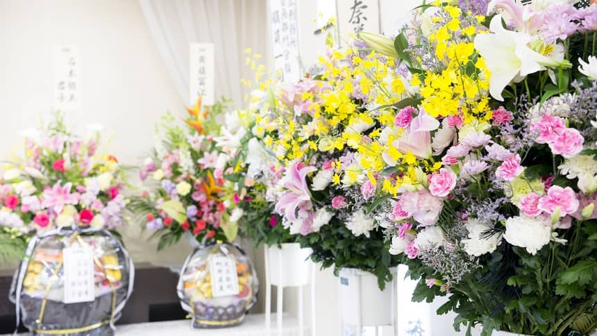 祭壇の近くある数多くの供花