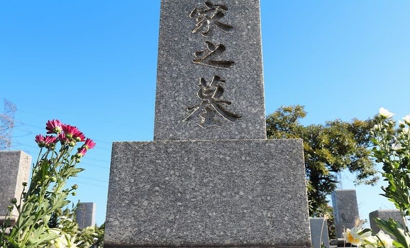 お墓の下からのアングル