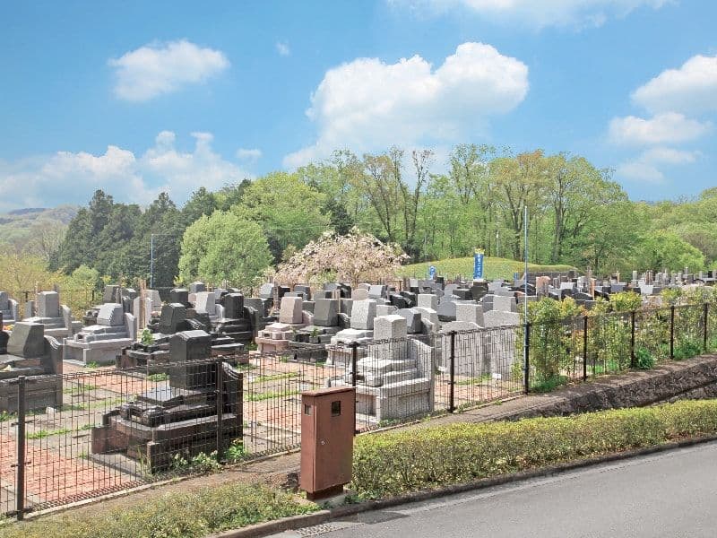 武蔵岡霊園　自然豊かな霊園風景