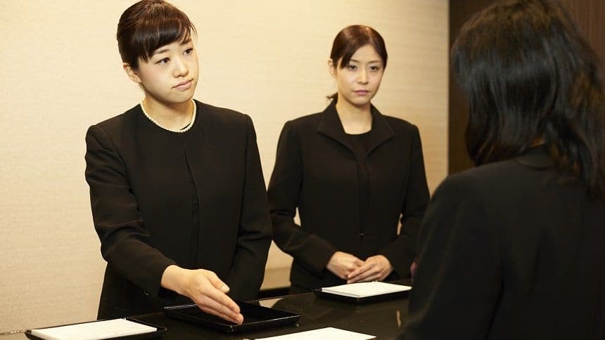 葬儀受付の女性
