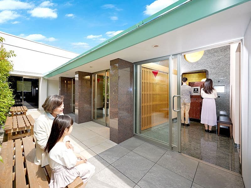 4階 明るく風通しのいいテラス付き参拝室は大好評です。