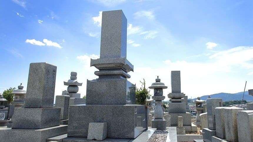 青空の下に建つお墓